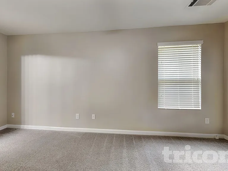 1042 Sutherland Dr — Photo 6