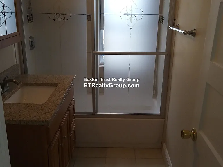 163 University Ave — Photo 16
