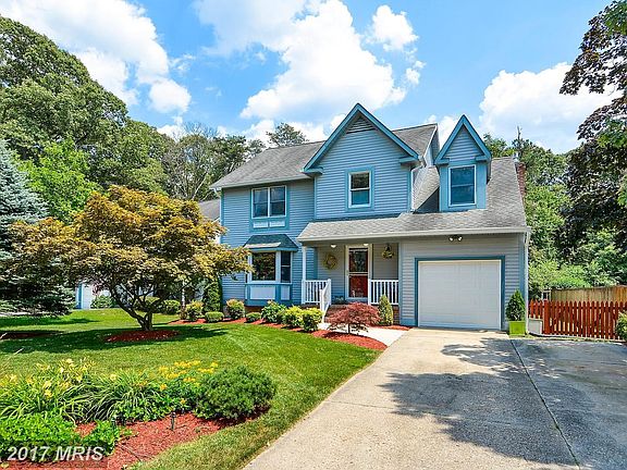 Wonderful Magothy Forest with extra wide Driveway!