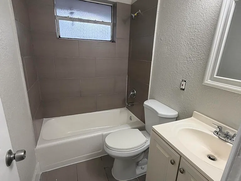 110 SW 7th Ave #2 — Photo 5