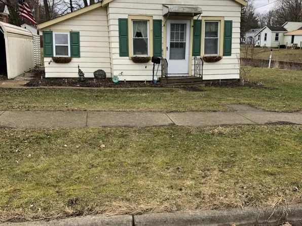 505 Pleasant St, Three Rivers, MI 49093