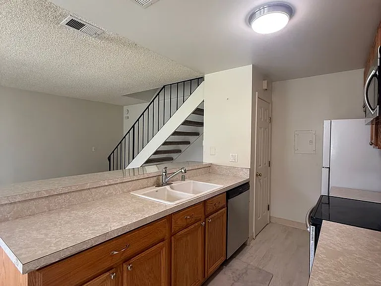922 Ponselle Ln #3 — Photo 4