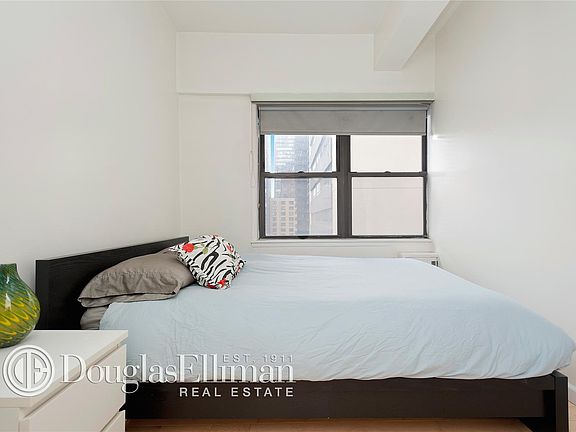 4th image of 301 E 48th St APT 14L