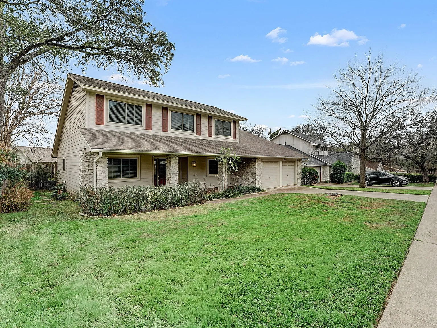 4 bed, 2.0 bath, 2223 sqft, $2,600 — Photo 2
