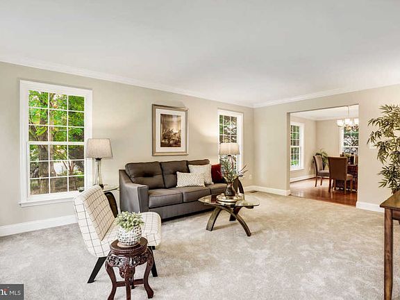 4th image of 317 Oakcrest Manor Dr NE