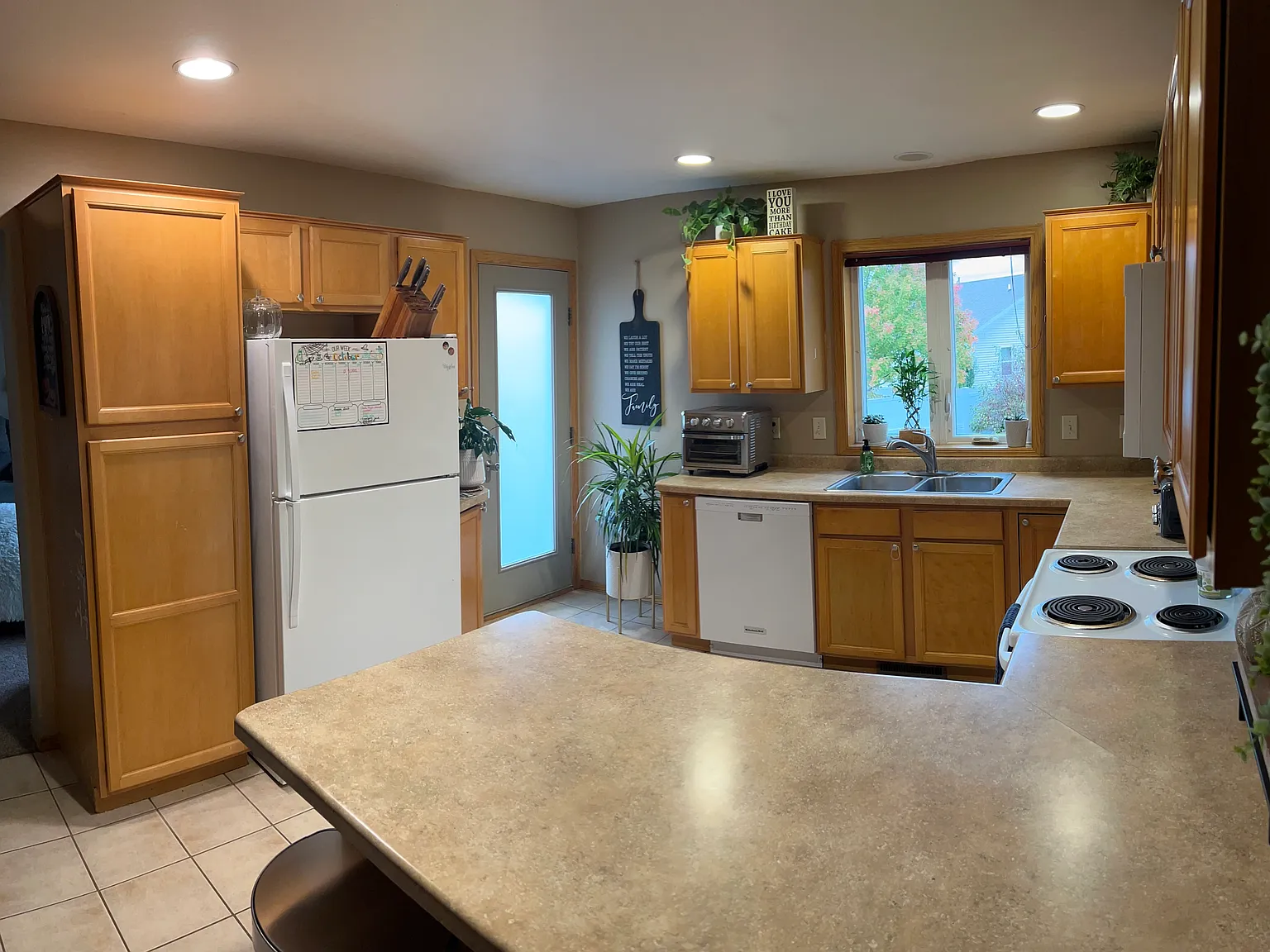 5 bed, 2404 sqft, $2,900 — Photo 4