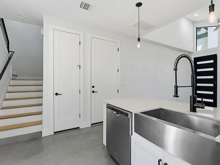 2935 Moss St #2 — Photo 4
