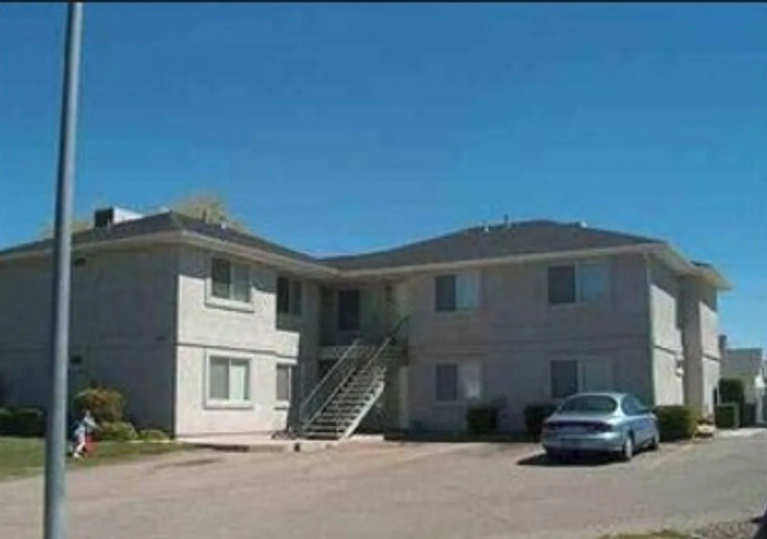 Conveniently Located 3 Bedroom 2 Bathroom Unit! — Photo 3