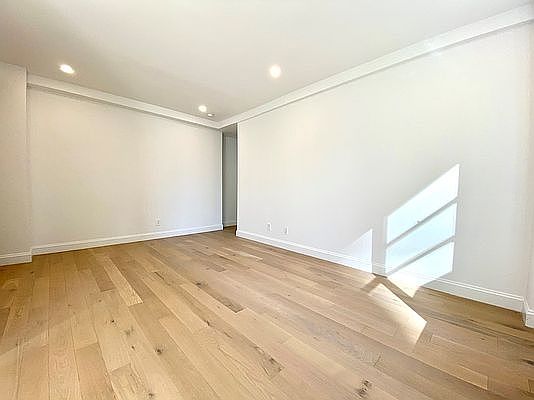 5th image of 160 E 48th St APT 6G