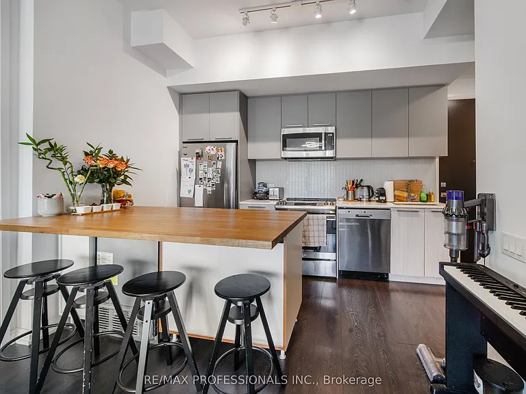 4208 Dundas St W #711 — Photo 4