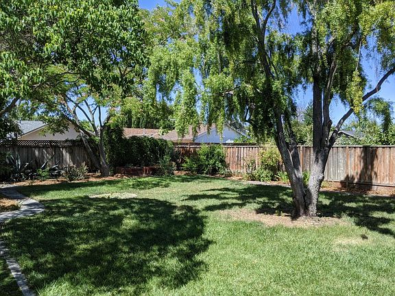 3rd image of 2985 Fresno St