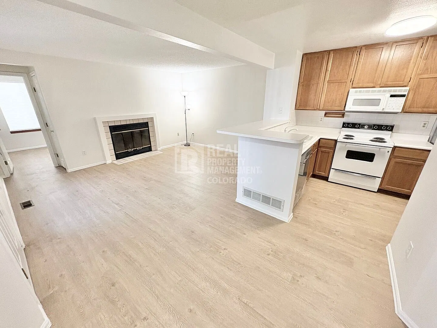 Comfortable 2-Bedroom Condo with Attached Garage in Aurora Hills — Photo 4