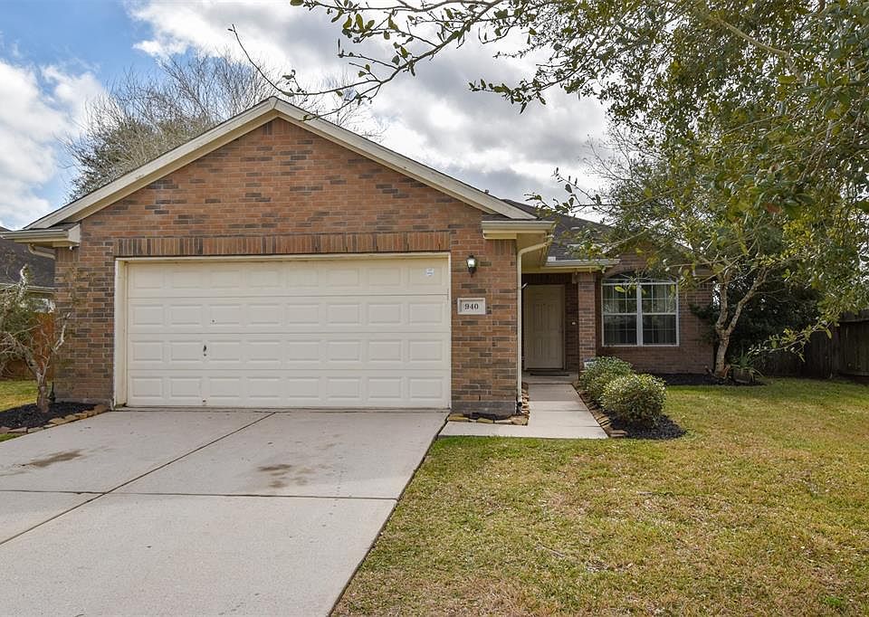Welcome Home! This beautiful Alvin home features- 3 beds, 2 baths & Amazing Back Yard. Spanish: 3 recamaras- 2 banos y un patio bien amplio.