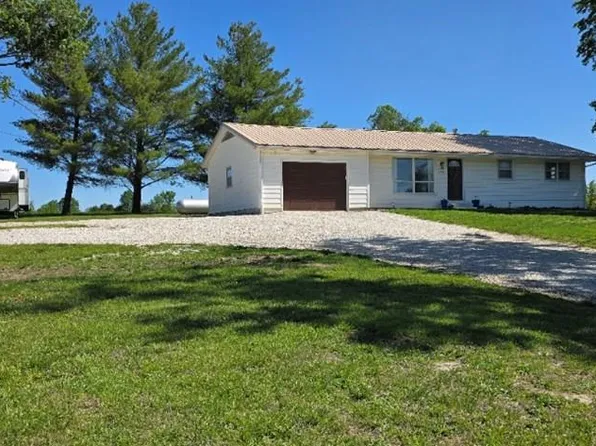 31901 Vine St, Macon, MO 63552