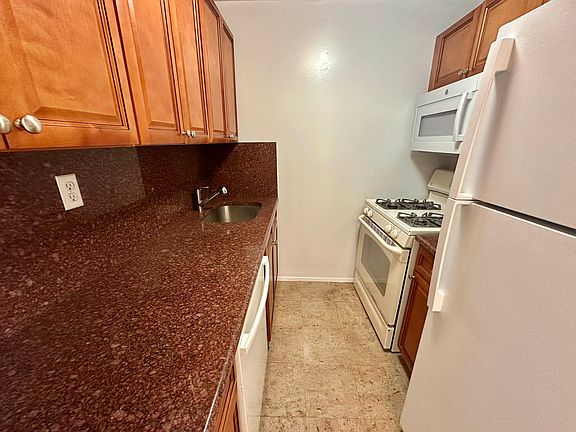 3rd image of 122 E 13th St APT 4A