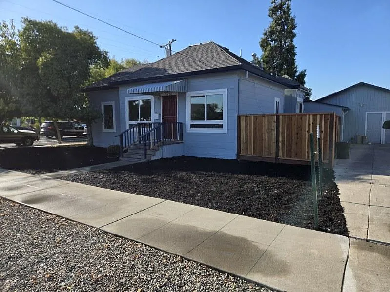 1620 Linden St — Photo 2