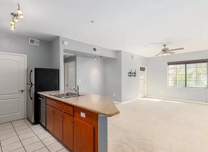 1 bed, 760 sqft, $1,300 — Photo 3