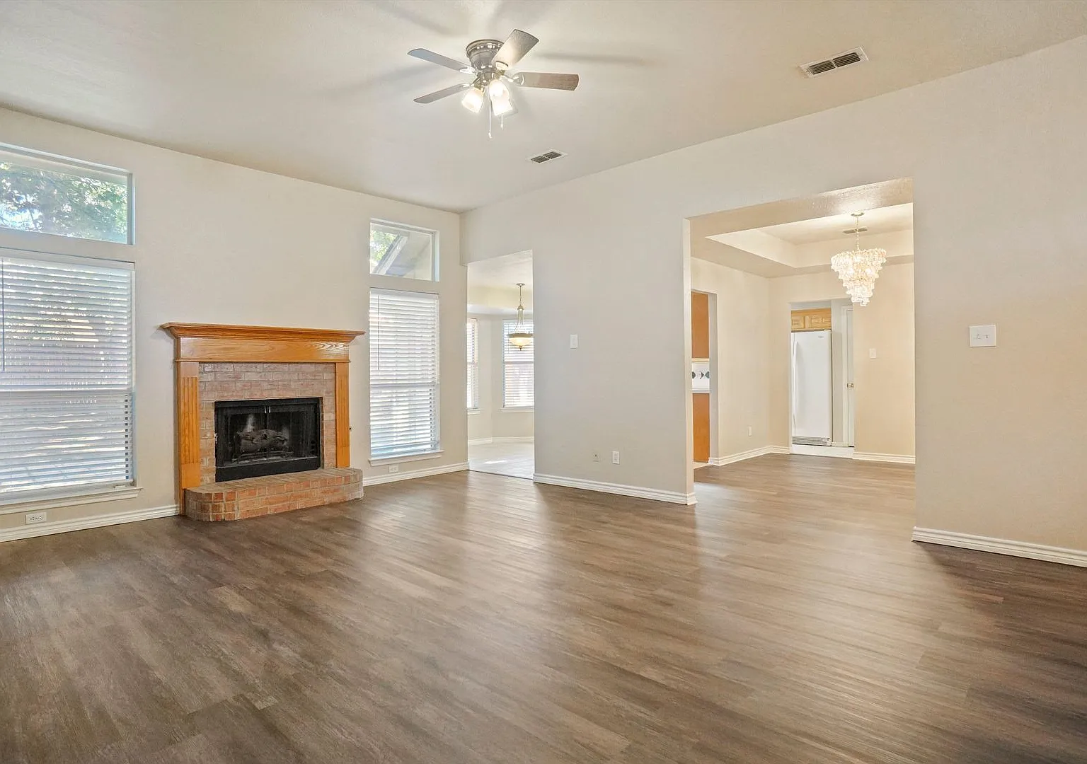 Spacious 3/2/2 For Lease — Photo 1