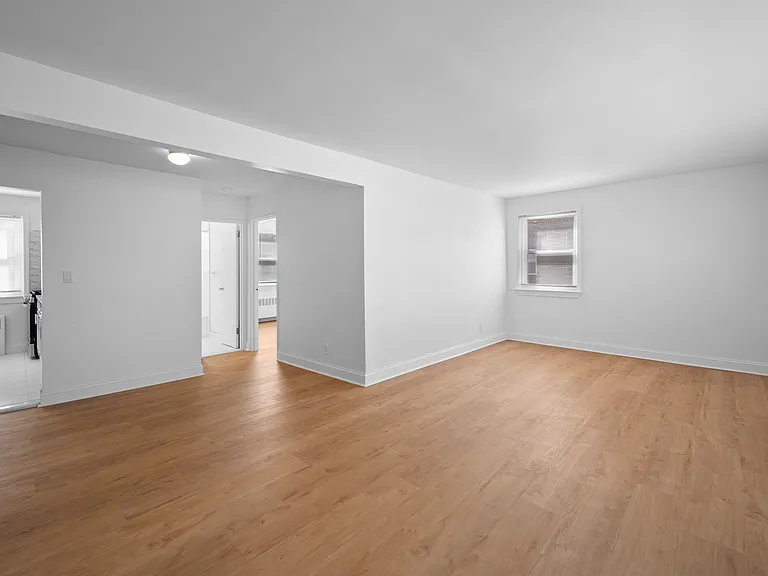 Crestwood Lake Apartments — Photo 58