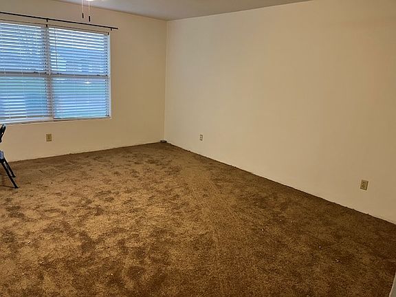 LIVINGROOM FRONT WHEN YOU WALK STRAIGHT IN FRONT DOOR WITH A HALL CLOSET YES CEILING FAN GAS HEAT AND CA