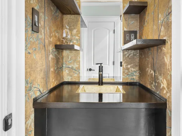 178 Sullivan Street image 3 of 18