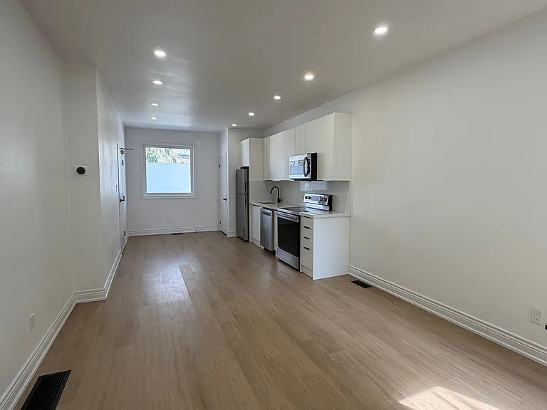 382 Lansdowne Ave #MAIN — Photo 2