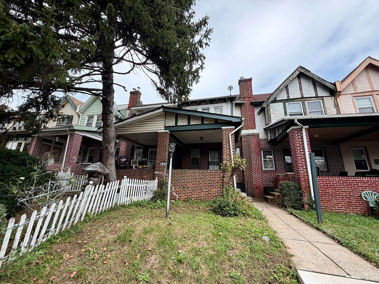 Charming 3-Bedroom/1-Bathroom Home in West Oak! Available NOW! — Photo 1