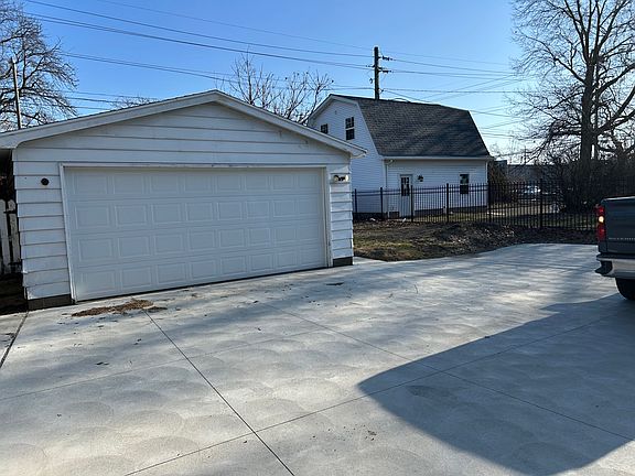 4th image of 553 W 10th St #1