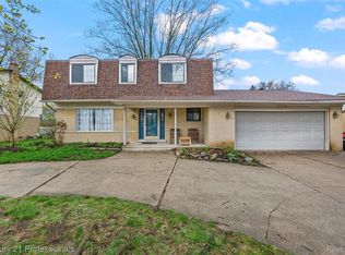 39349 Cadborough Dr, Clinton Township, MI 48038