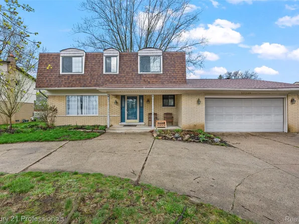 39349 Cadborough Dr, Clinton Township, MI 48038