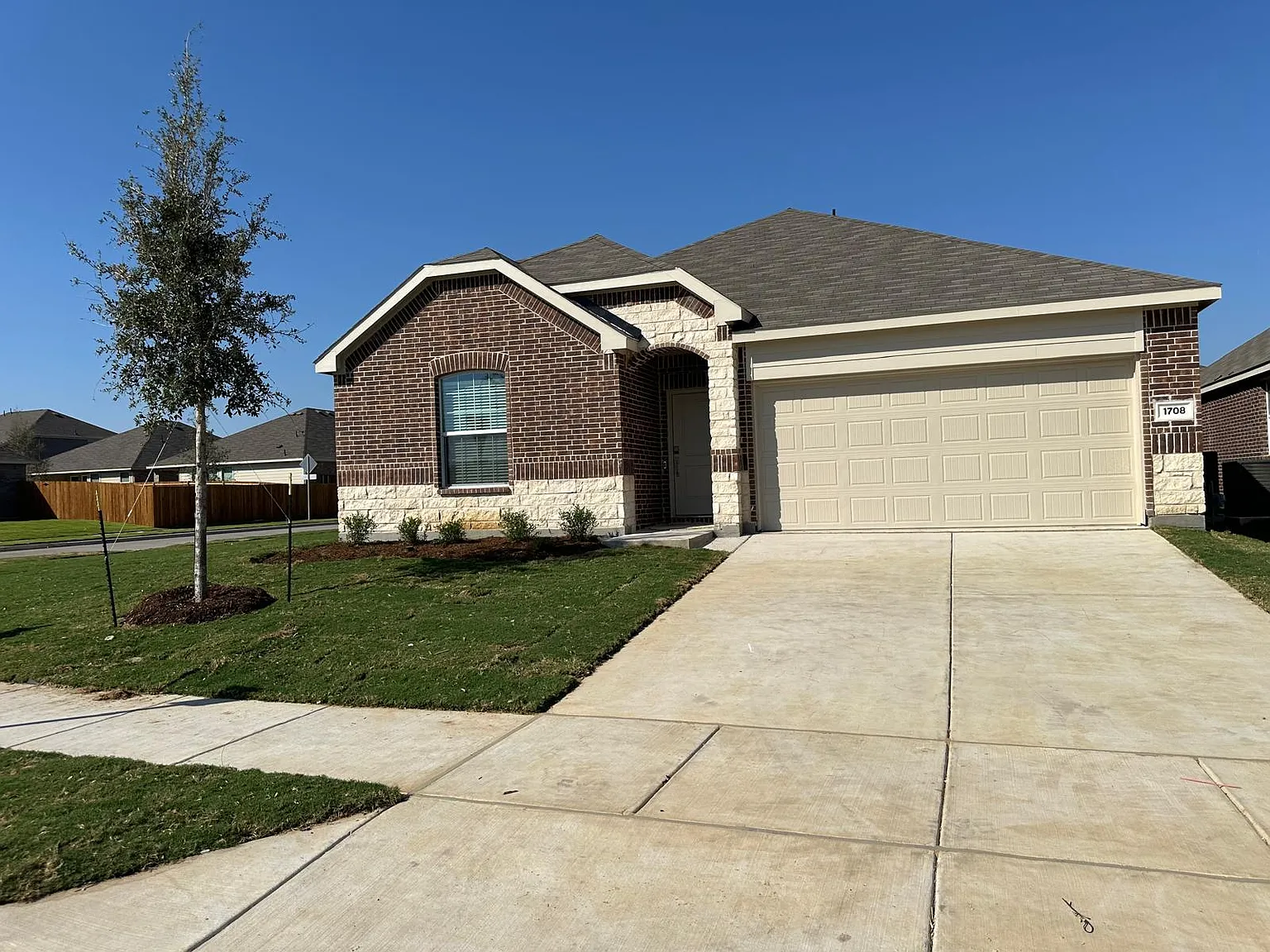 4 bed, 1996 sqft, $2,300 — Photo 1