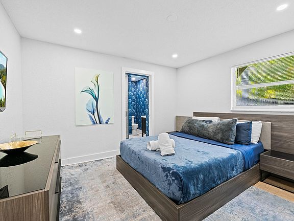 3rd image of 415 SE 3rd Avenue