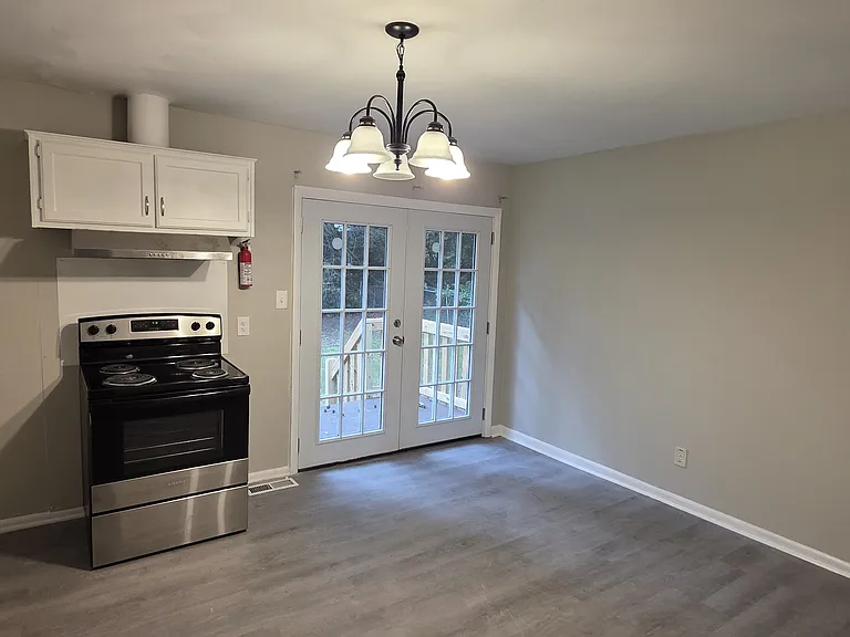2206 Bothwell St — Photo 6