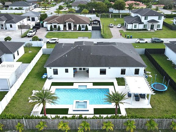 3rd image of 21390 SW 132nd Ct