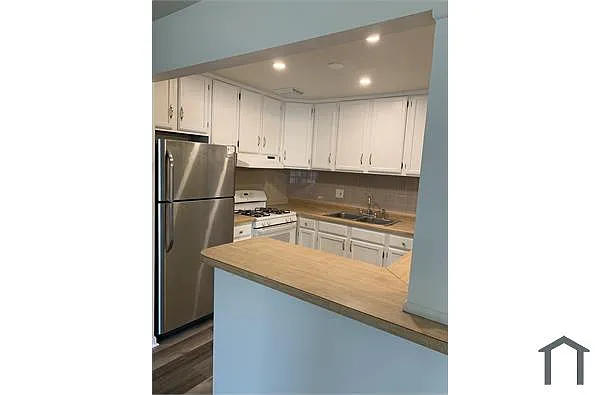 Building Photo - 16W525 Lake Dr #202