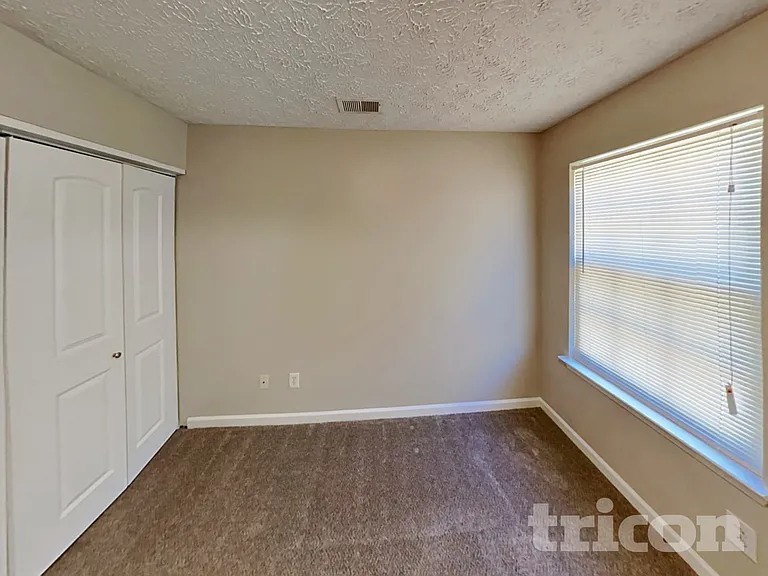 4586 Darrowby Dr — Photo 10
