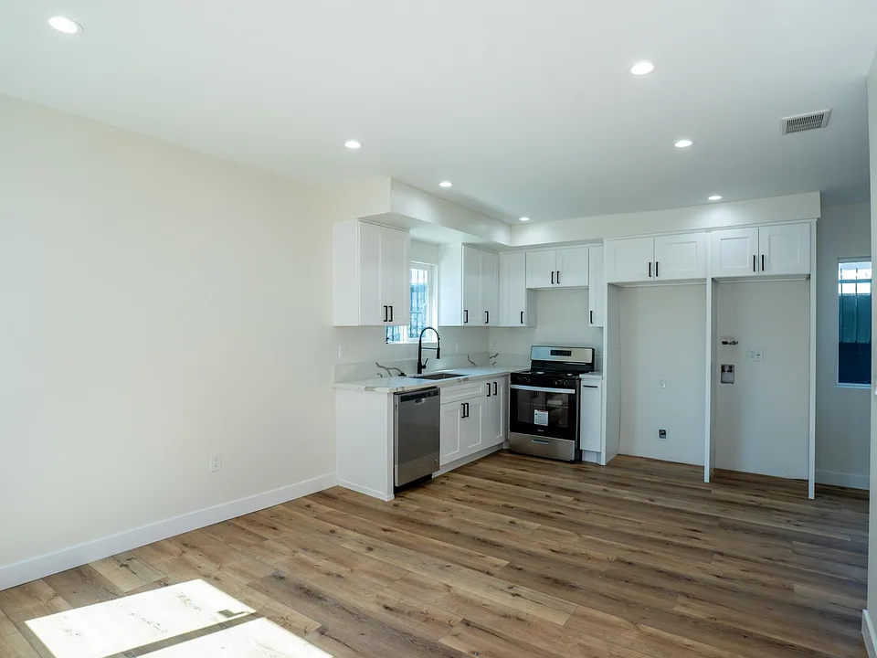 10819 S Western Ave #3/4