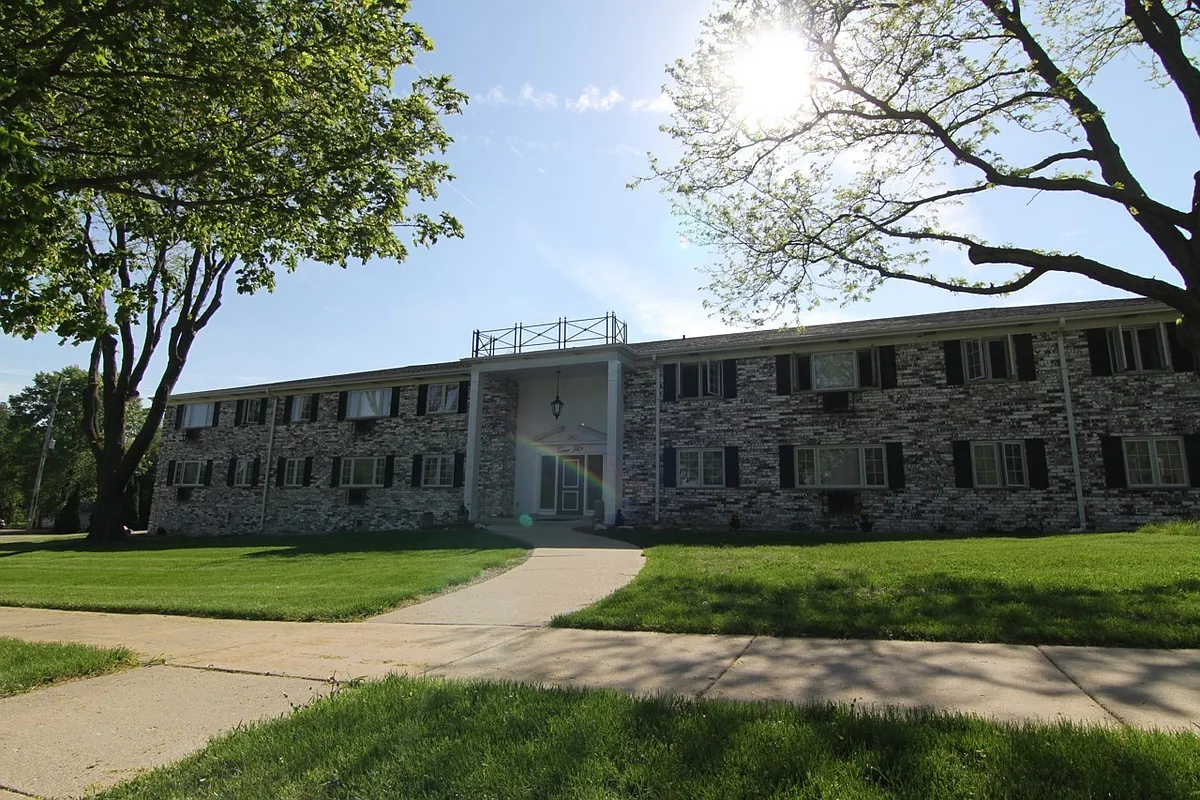 Building Photo - Carriage Hills
