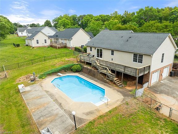 4th image of 1120 Woodbury Rd