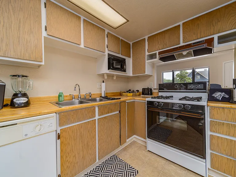 1301 Rood Ave #2 — Photo 8