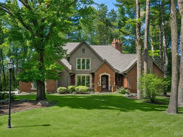 102 Kirksway Ln, Lake Orion, MI 48362