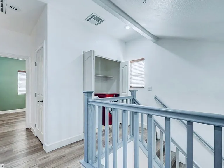 128 Tilbury Ave — Photo 18
