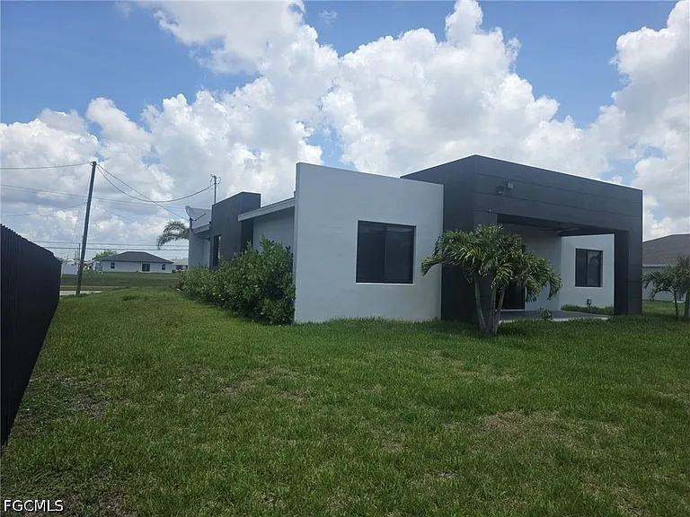 1220 Chiquita Blvd N — Photo 3