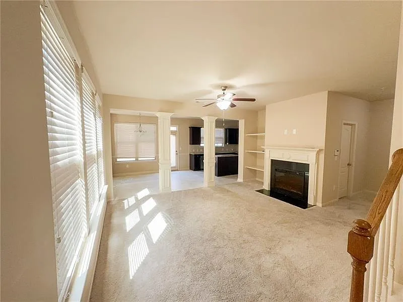 3 bed, 2.5 bath, 2292 sqft, $2,295 — Photo 3