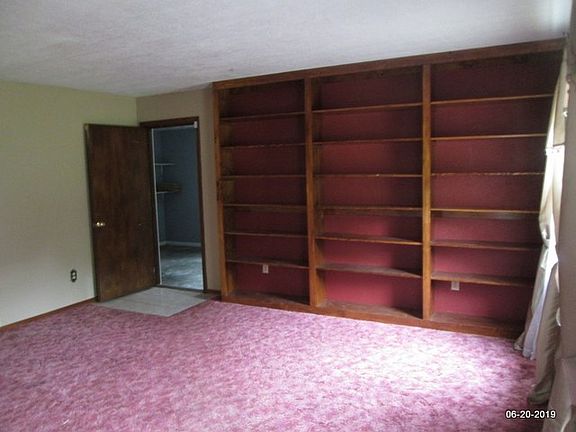 3rd image of 374 Oakwood Dr