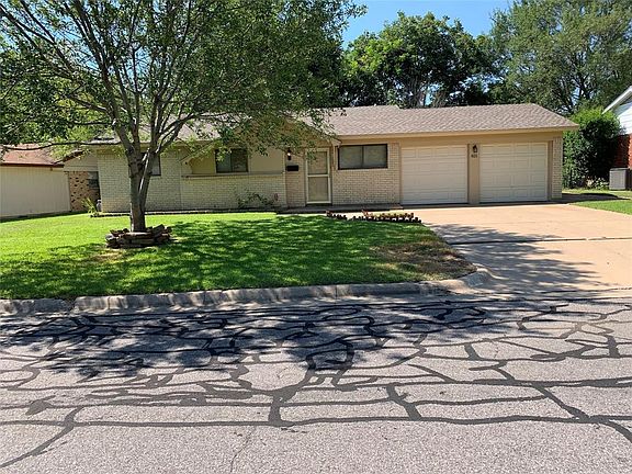 2nd image of 821 Belaire Dr