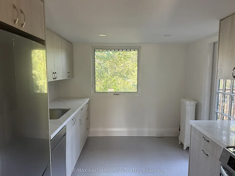 553 Broadview Ave #UPPER — Photo 14