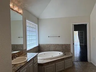 4 bed, 3.0 bath, 3561 sqft, $4,000 — Photo 4