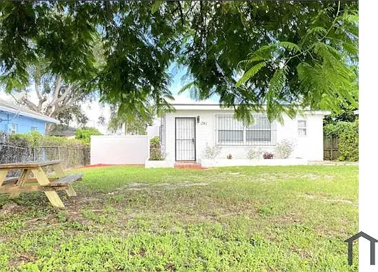 1747 NW 77th St