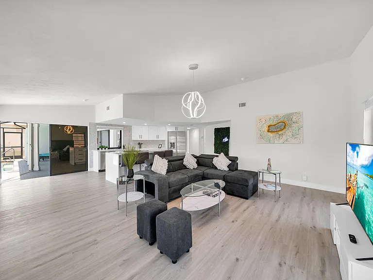 2723 SW 5th Ave — Photo 8
